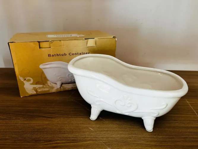 Banheira grande decorativa em cerâmica branca