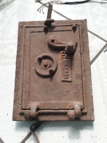 Porta de Forno Antiga de Ferro Fundido