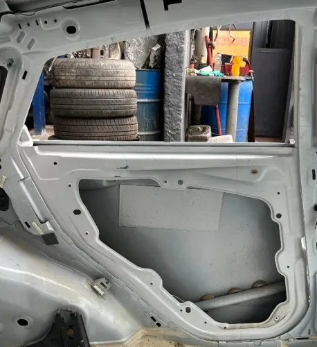 Porta traseira esquerda Ford New Fiesta mexicano c detalhe