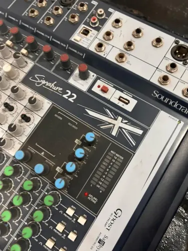 MESA DE SOM SOUNDCRAFT SIGNATURE 22 BIVOLT