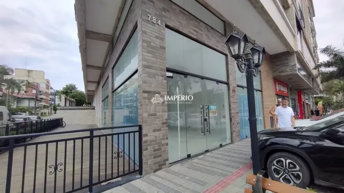 Sala comercial na avenida principal do centro de Bombinhas
