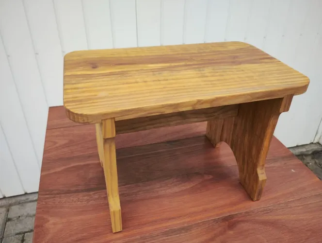 Banquinho de madeira