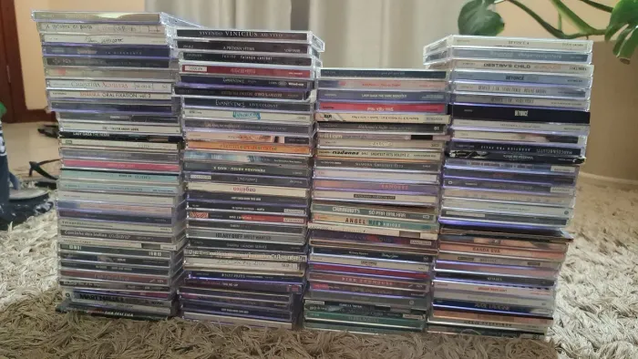 Coleção de CDs de diversos artistas - 100+ CDs