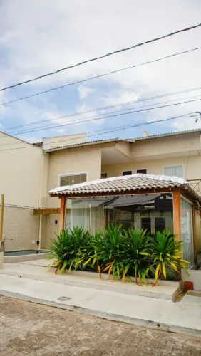 Casa duplex com Rio no fundo.