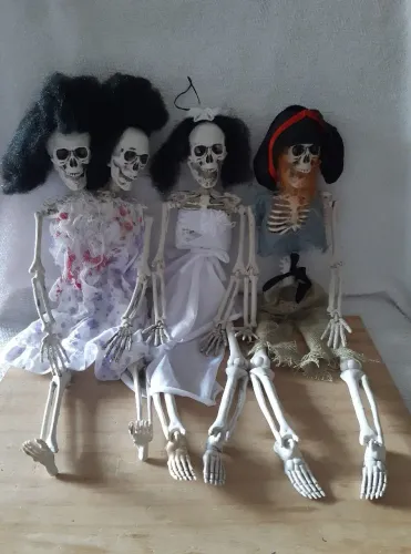  HELLOWEEN! 04 caveiras decorativas, A CAVEIRA "DJ" é a pilha MAS NÃO ESTÁ  FUNCIONANDO