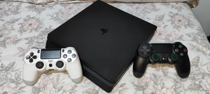 Playstation 4 slim + 15 jogos + 2 controles (pouco usado)