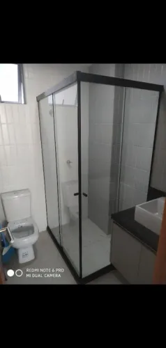 Box para banheiro, espelhos, gabinete para pias, janelas, mesas, portas sobre trilhos etc 