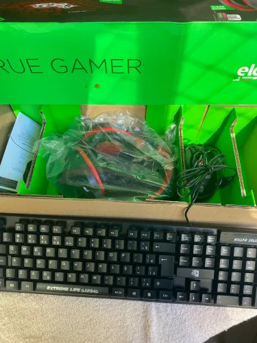 Kit de teclado e mouse gamer ELG Starter CGST41 Português Brasil de cor preto e vermelho