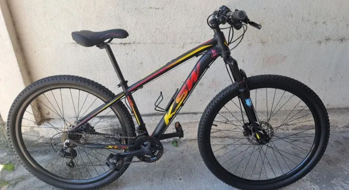 Bicicleta KSW alumínio, aro 29, câmbio Shimano, freio a disco hidráulico.