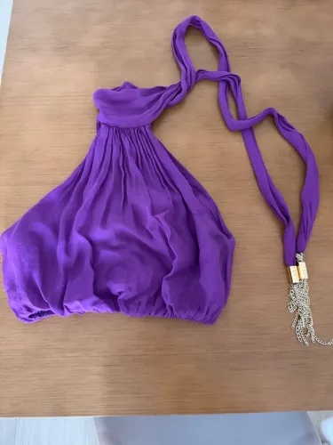 Blusa lilás com detalhe em corrente