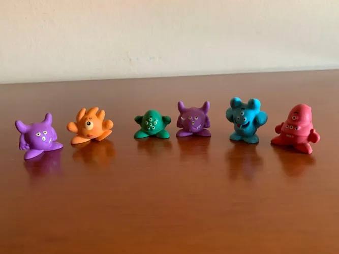 Coleção kinder ovo monstros de goma 
