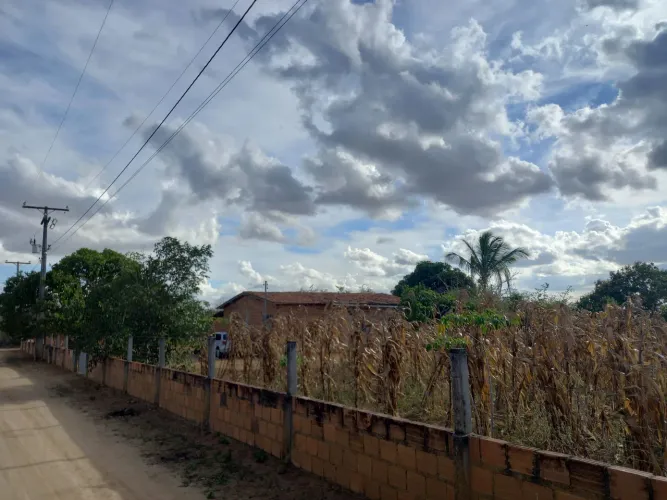 Sitío com casa e terreno murado