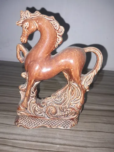 Cavalo de louça antigo