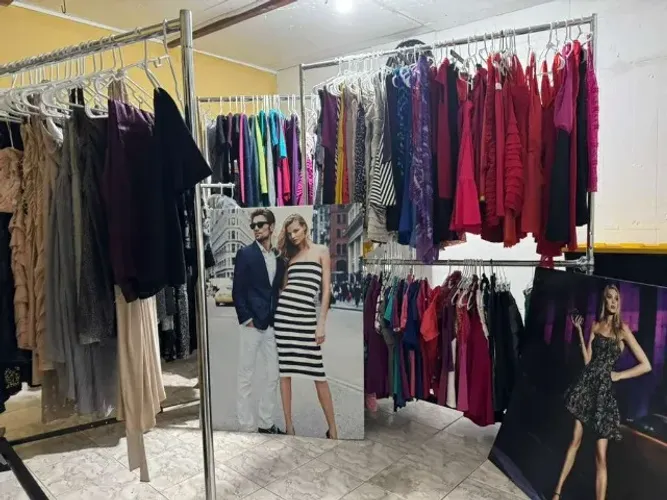 Lote de roupas importadas novas e semi novas da Express, 50 peças
