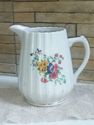 Jarro de porcelana com flores