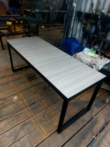 Mesa de escritório com estrutura em metal e tampo amadeirado