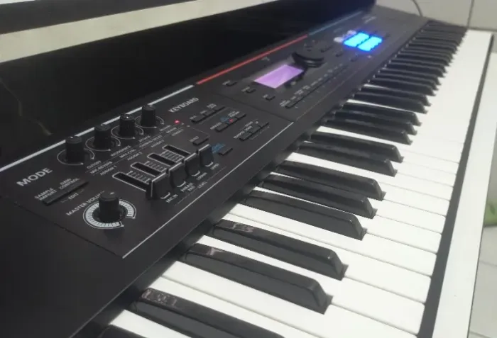 Roland Juno DS 76