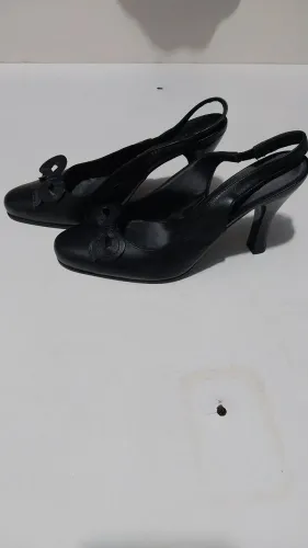 Scarpin Slingback Preto com Detalhe de Laço