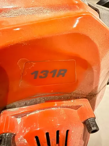 Roçadeira a gasolina Husqvarna 131R - menos de 30h de uso (kit)