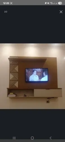 Painel suspenso para TV com prateleira e nicho