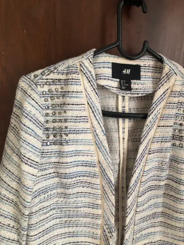 Blazer H&M com bordados e pedrarias
