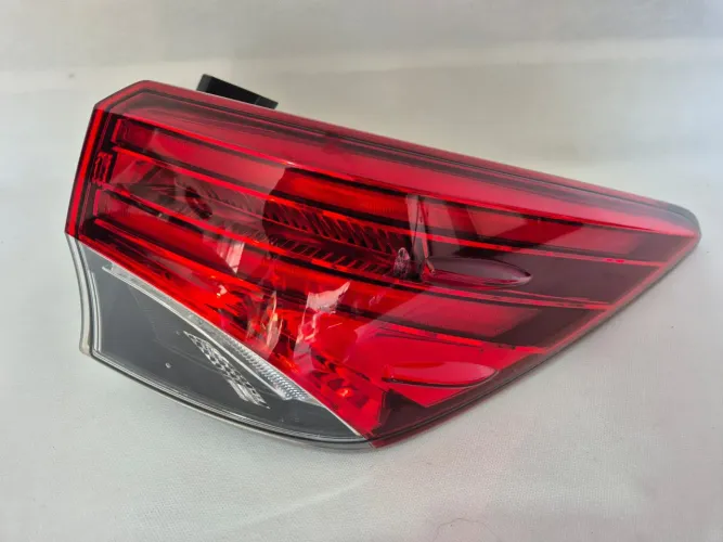 Lanterna Direita Toyota Hilux 2016 2017 2018 2019 2020 