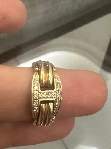 Anel Dourado com Detalhes e Pedras. Aro: 18.