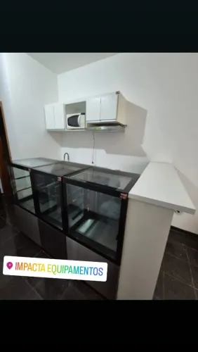 Balcao expositor inox- vitrine refrigerado Vidro insulado, iluminação, ar forçado.  