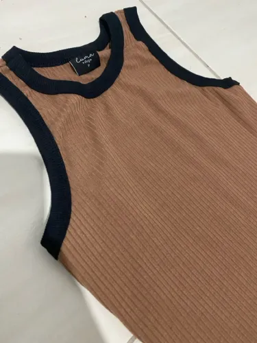 Regata Canelada com Detalhes em Preto