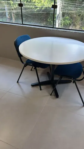 Mesa redonda branca com cadeiras