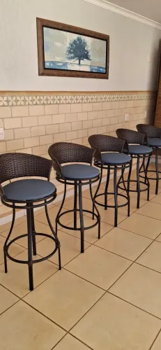 Banquetas Altas Conforto Alumínio Pintura Preta e Fibra Sintética