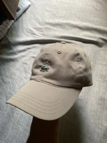 Boné Lacoste bege aba curva