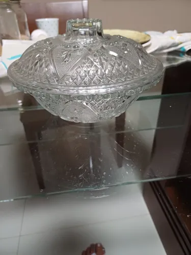 Bomboniere de vidro antiga com tampa. Antiguidade 