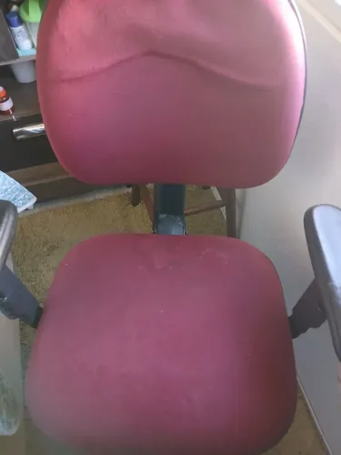 Cadeira escritório vinho com detalhes