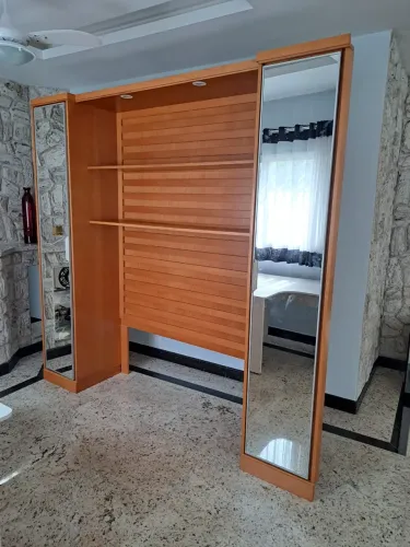 Painel de cama de casal em madeira nobre