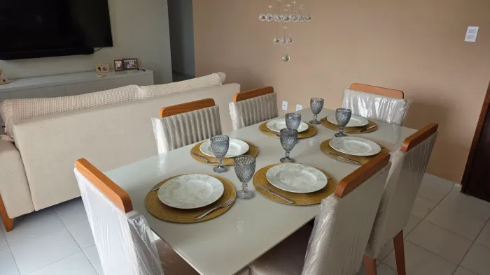 Mesa de Jantar de 1,80m x 90cm MDF com 6 Cadeiras ainda no plástico com 9 meses de uso