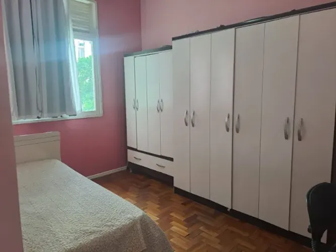 Quarto no Flamengo Amplo, internet wifi p/ moça perto do metrô