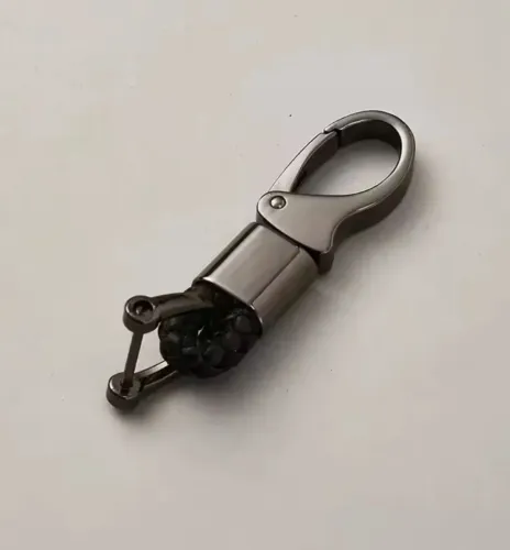 Chaveiro em metal, couro 