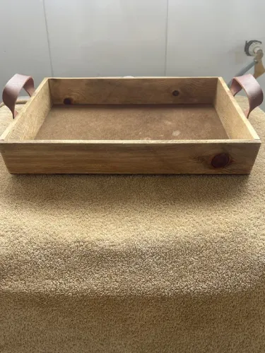 Bandeja de madeira Rústica com alças em couro (40x31x6)