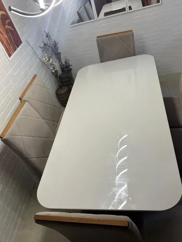 Mesa e cadeiras