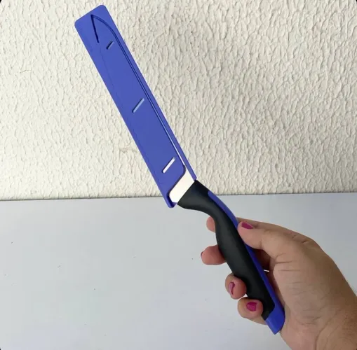 Faca de cozinha serrilhada com design moderno