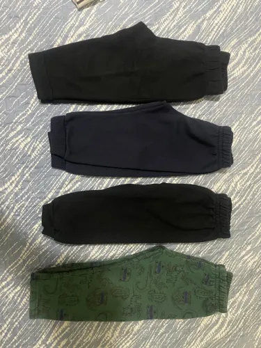 Calças de moletom, bodys, calça e jardineira jeans