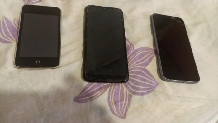 Dois celulares precisando de algus concertos e um iPod funcionando más não tenho carr