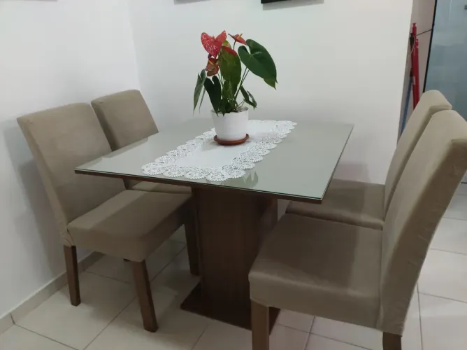 Mesa com tampo de vidro com 4 cadeiras