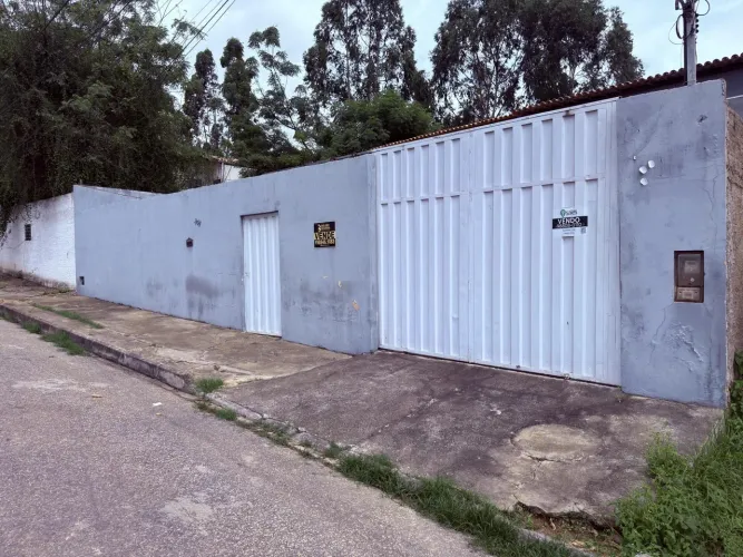 Alugo casa para fins comercial a poucos mts da Av Olivia flores com 10 repartiçoes e possi