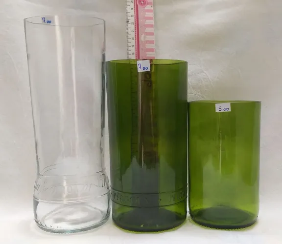 Vasos e copos cortados  de garrafa de vidro