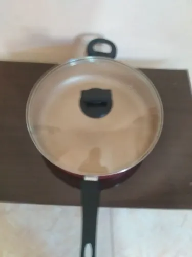 Estou vendendo esta FRIGIDEIRA DE TEFLON. Com tampa de vidro. 