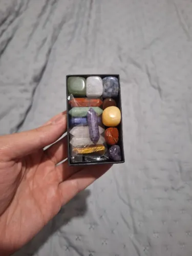 Kit de Pedras Naturais dos 7 Chakras, amplamente utilizado para práticas de meditação