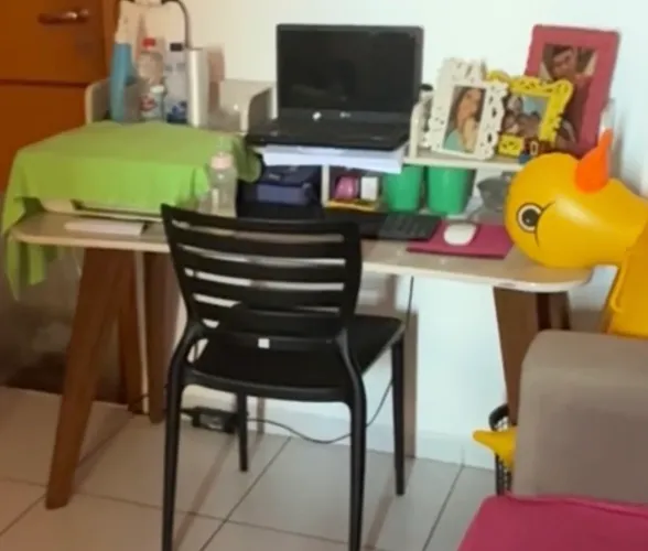 Escrivaninha muito nova 