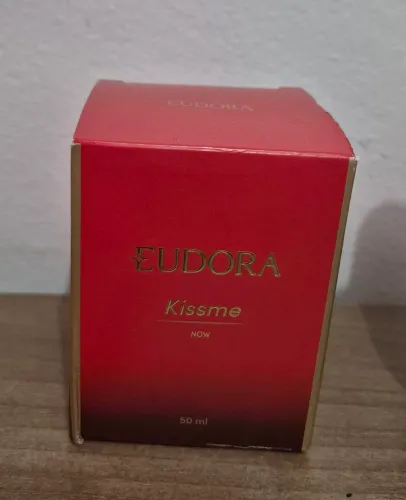 Perfume Eudora Kiss Me Now na caixa